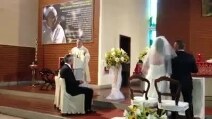 Don Bruno balla e canta sulle note dei Ricchi e Poveri