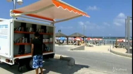 Libri in prestito sotto l’ombrellone: aprono le ‘biblioteche da spiaggia’ in Israele