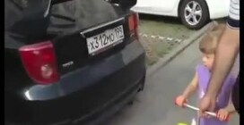 Una bambina appassionata di auto indovina tutti i modelli di macchina