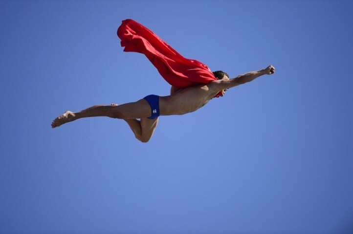 Un Nuotatore Si Tuffa Orizzontalmente Da Un Trampolino