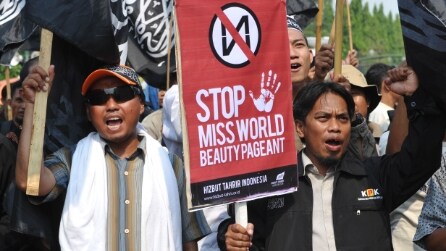 Miss Mondo sotto assedio: secondo gli estremisti islamici "una maialata pornografica"