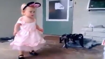 Bimba traumatizzata dal brutto scherzo della mamma