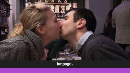 Bevi gratis in cambio di un bacio: la trovata di una vineria a Milano