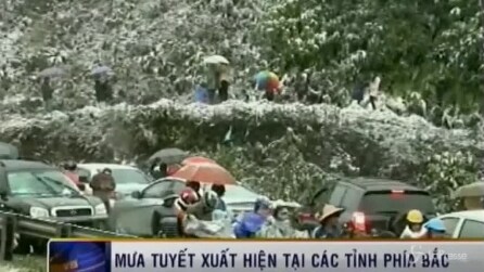 Vietnam, eccezionale nevicata nel nord: gente per strada si ferma a guardare