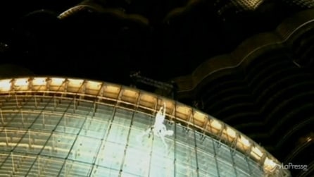 A Dubai sfilata in verticale su pareti edificio più alto del mondo