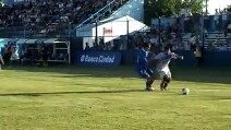 Dribbling e tunnel agli avversari che lo atterrano con un brutto fallo