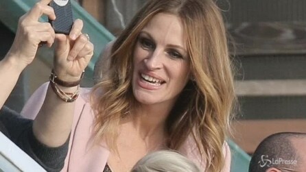 Julia Roberts torna bambina davanti a delfini. Ma a ringiovanirla sarà stato il bisturi?