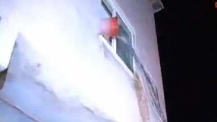 Suocera interrompe proposta di matrimonio con gelide secchiate d'acqua