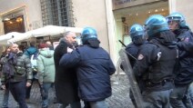 Proteste a Montecitorio: "Non siamo forconi, siamo cittadini stufi di questo governo"