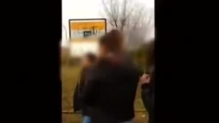 Le ragazze si picchiano, non le dividono ma le riprendono