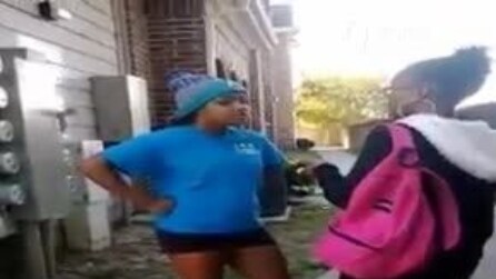 ragazza aggredisce senza motivo la sua amica