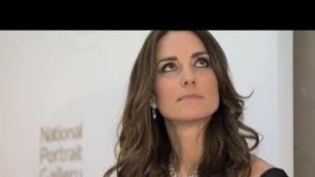 Uscita da sola per Kate, con girocollo di diamanti della regina