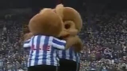Balletti sexi delle mascotte allo stadio