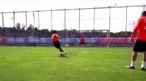 Lo splendido gol su rigore di Douglas Costa: calcia di rabona e segna