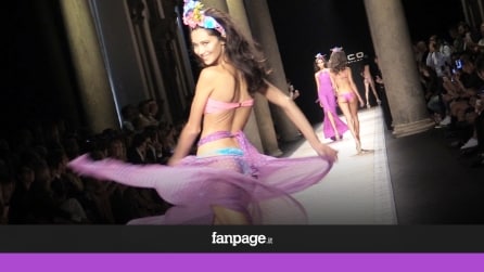 Bikini in passerella: a Milano sfilano i costumi hot di Fisico