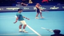 Novak Djokovic imita Fognini al Forum di Assago: Flavia Pennetta ride divertita
