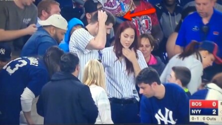 Le chiede la mano allo stadio, ma perde l'anello: l'imbarazzante proposta in diretta tv