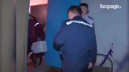 Os paramédicos o encontram no banheiro abandonado em um saco: confira a descoberta chocante