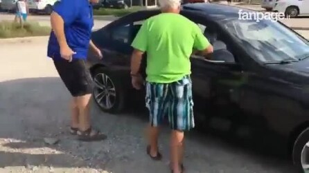 Cachorro fica trancado em carro por horas horas sob o sol, pedestre faz algo incrível