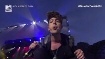 Stash sputa sulle telecamere agli MTV Awards 2016
