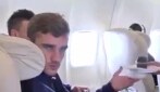 L'hostess offre un dolce a Griezmann, la sua reazione è molto particolare
