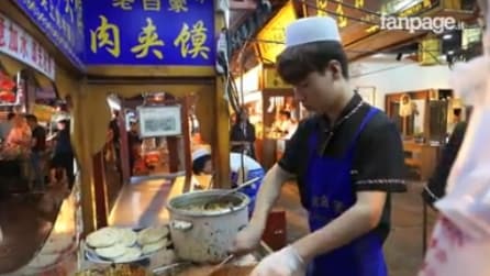 Cina, il venditore ambulante prepara uno snack molto particolare: la sua tecnica vi stupirà
