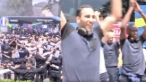 I tifosi accolgono la Nazionale francese: spettacolare 'Haka' con Pogba e compagni