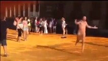 Ragazzo corre nudo sulla passerella di Christo: denunciato