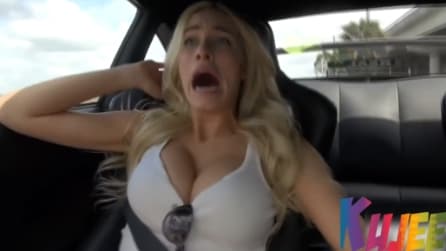 La prosperosa modella si spaventa dopo l'accelerazione della supercar