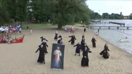 As freiras se agregan na praia e o que fazem deixa as pessoas sem palavras
