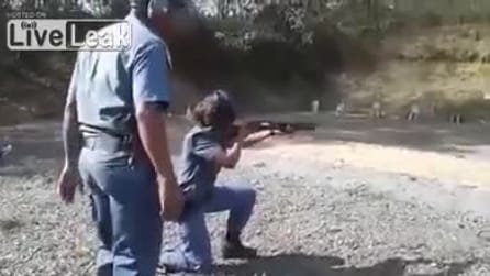 Esercitazioni al poligono: ma per la poliziotta c'è più di qualche problema
