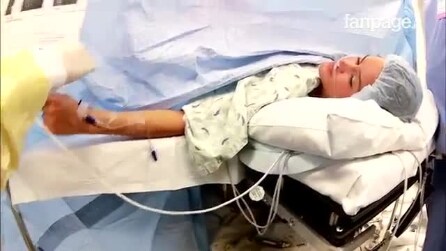 Dois gêmeos recém-nascidos choram, o médico os coloca juntos e algo mágico acontece