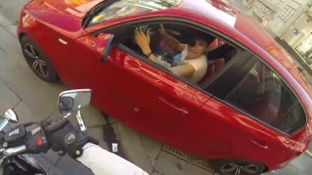 La vigilante non perdona: ecco come punisce gli automobilisti che sporcano la città