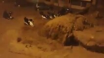 Alluvione Genova, l'attimo in cui esondano i torrenti