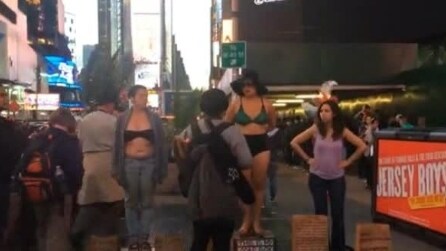 In lingerie al centro di New York in difesa della sessualità femminile