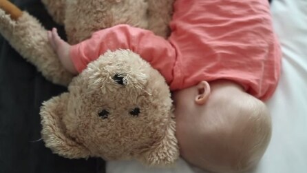 Mamma sperimenta quattro modi per allontanarsi dal figlio appena addormentato