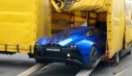 La Marussia B2 esce fuori dal camion: che paura