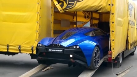 La Marussia B2 esce fuori dal camion: che paura
