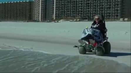 A pochi giorni dal compiere 101 anni, nonnina vede per la prima volta l'oceano