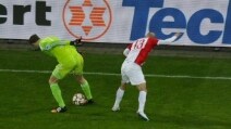 Neuer, intervento in tackle e dribbling