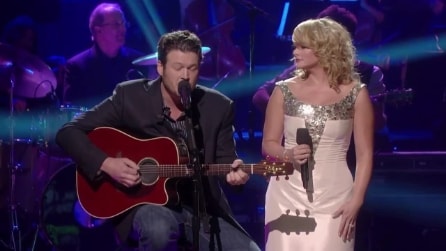 Miranda Lambert raggiunge il marito, Blake Shelton, sul palco per cantare con lui