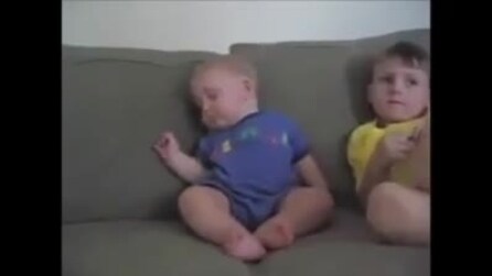 Il piccolo non vuole addormentarsi: ce la farà a restare sveglio?