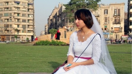 Il Cairo, "sposa" nubile in giro per sfidare i pregiudizi