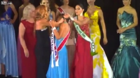 Vince il titolo di Miss Amazon 2015, la concorrente rivale le strappa la corona e la insulta