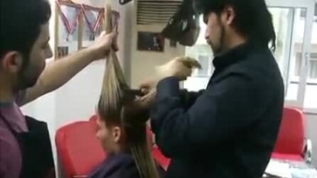 Un parrucchiere davvero speciale: fa la cresta alla ragazza e poi sorprende tutti