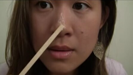 Spalma la colla sul naso, il risultato? Incredibile!