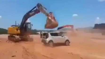 Ritardo nei pagamenti? L'operaio distrugge l'auto del datore di lavoro