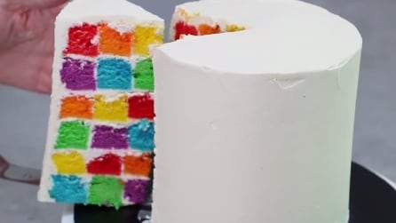 Una gustosa torta a scacchi colorati