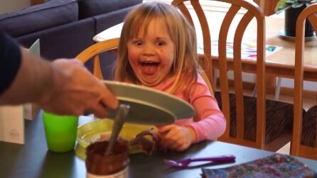 Prepeara la colazione alla figlia che resta stupefatta