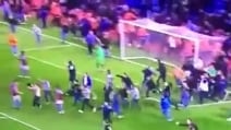 Aston Villa-West Bromwich, tifosi invadono il campo e il guardalinee mette il turbo